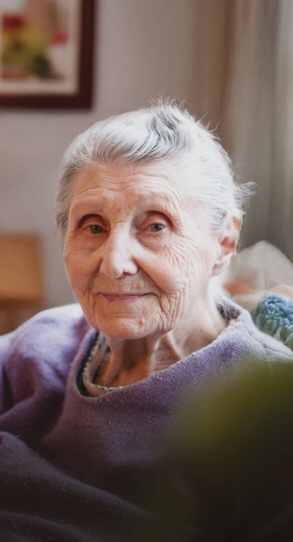 Une personne âgée isolée, symbolisant la solitude des seniors