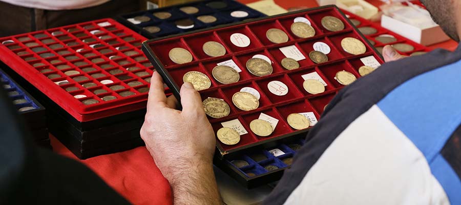 Brocante : médailles, timbres, pièces de monnaie à vendre