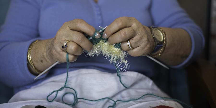 Des ateliers tricot dans les Ehpad pour soutenir l'opération innocent
