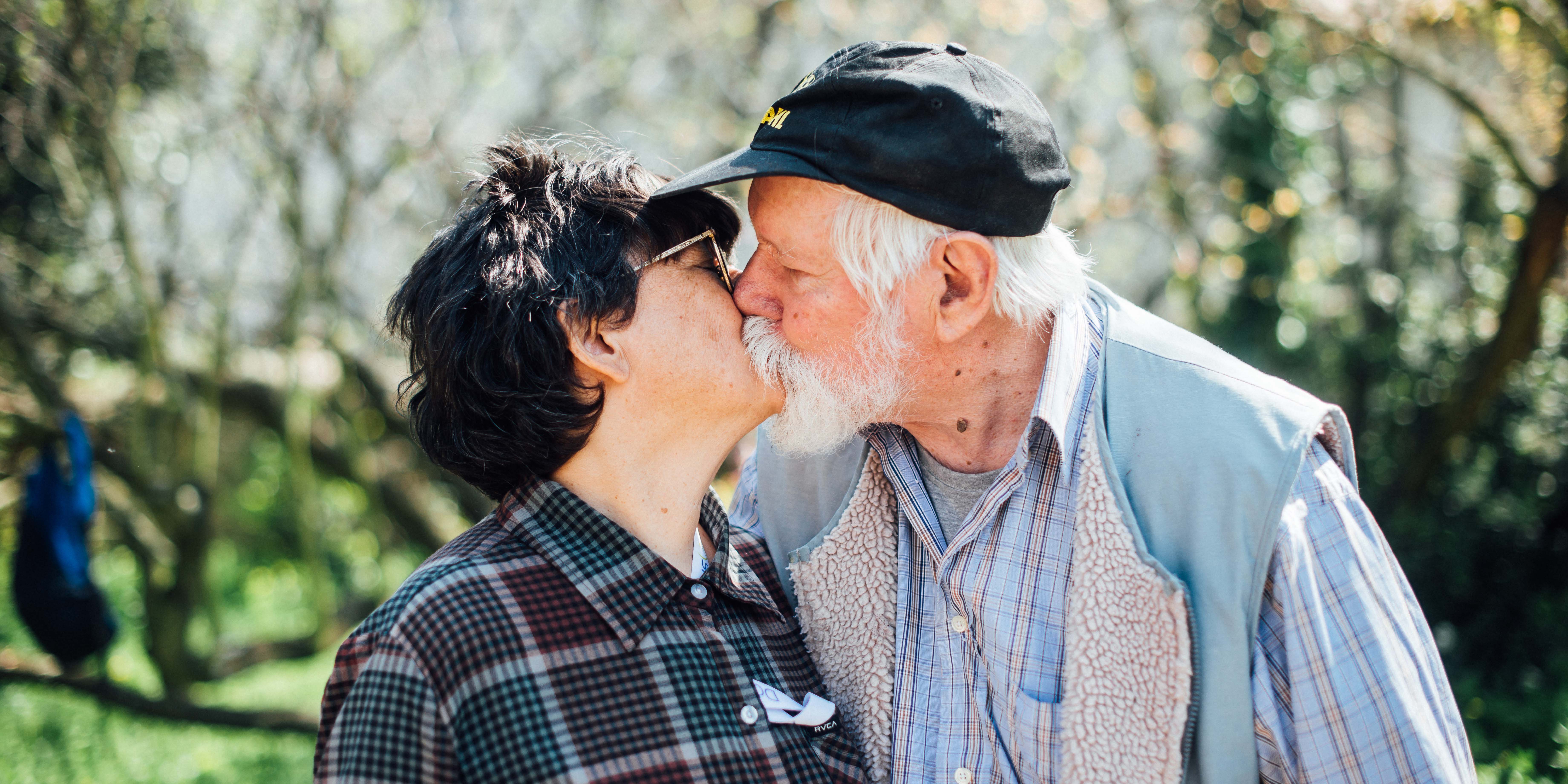 Saint-Valentin : couples de personnes âgées