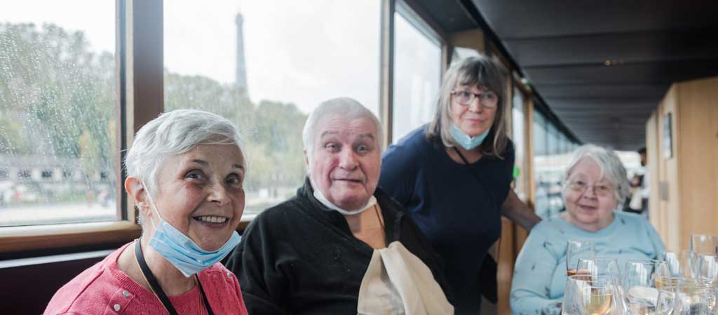 Sortie en bateau mouche à Paris avec des personnes âgées isolées
