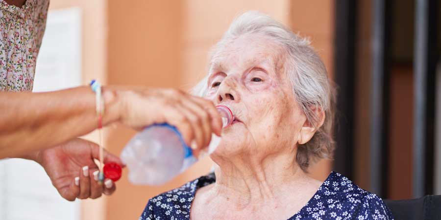 Symptômes déshydratation personnes âgées