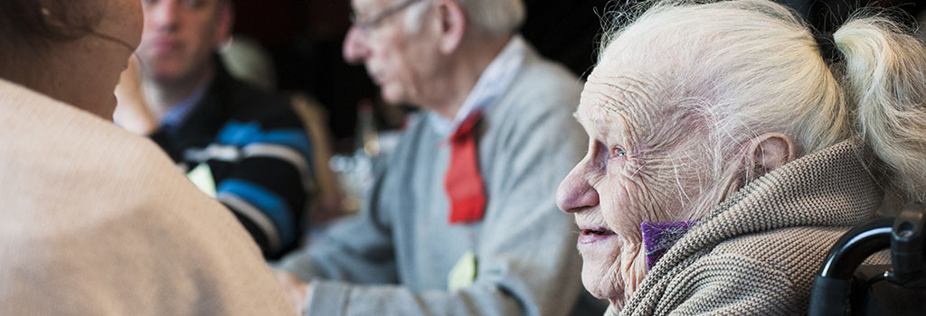 gestes contre la solitude des personnes âgées