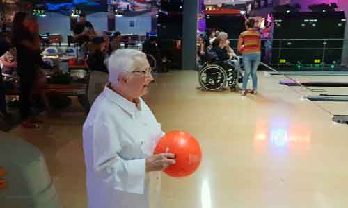 Odette  fait du bowling avec les Petits Frères des Pauvres