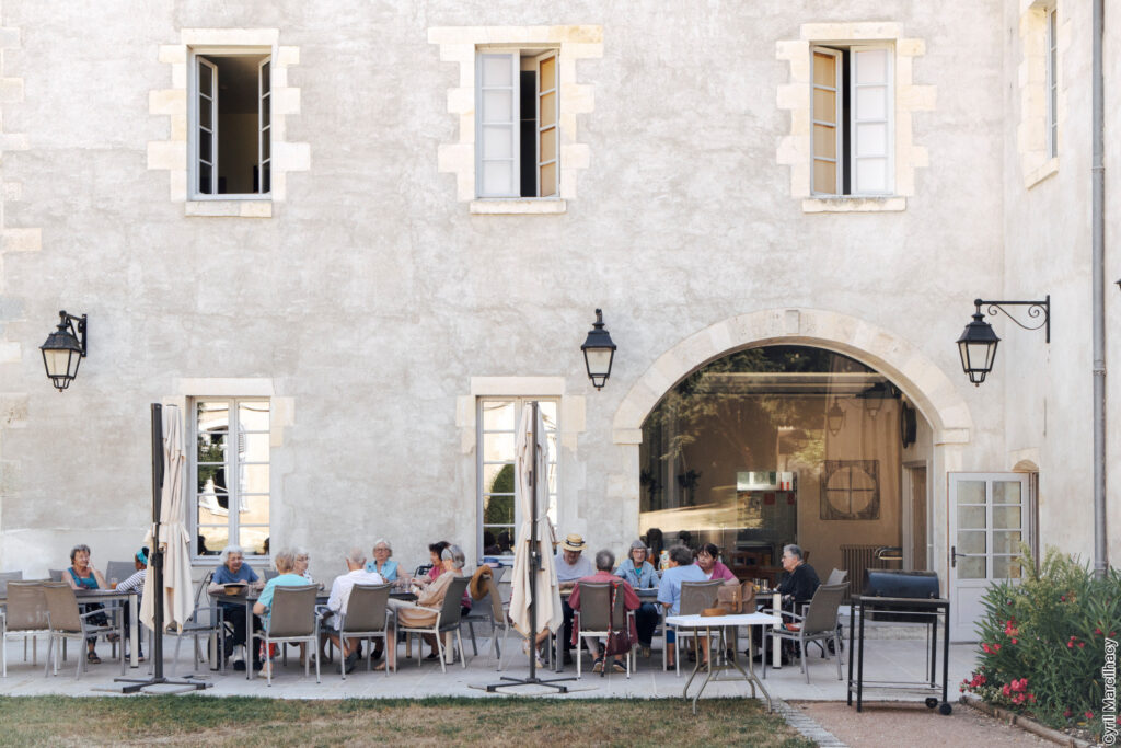 Châteaux, bord de mer, abbayes : là où partent en vacances les personnes âgées accompagnées