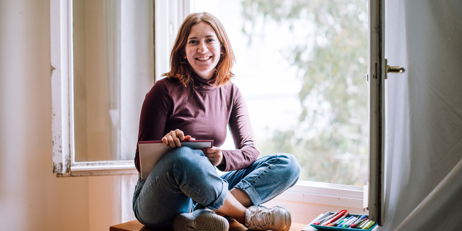 Andreea, volontaire européenne, est très investie pour maintenir le lien avec les personnes âgées accompagnées, les salariés et les bénévoles. © Marion Dunyach / Petits Frères des Pauvres