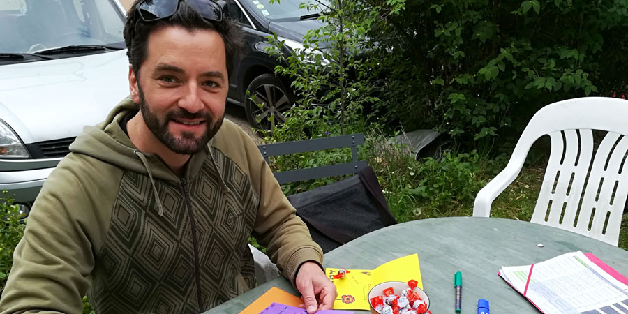 Fabrice a fabriqué lui-même des cartes pour ensuite les déposer aux personnes qu'il accompagne. © Petits Frères des Pauvres