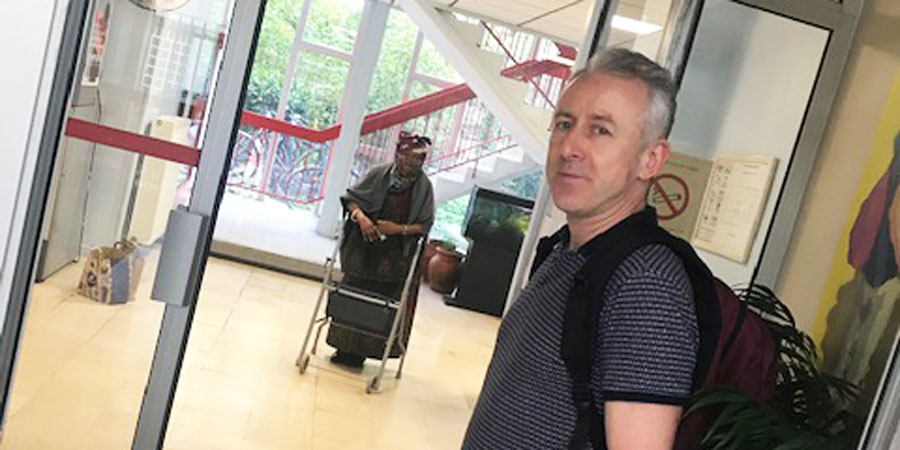 Neil visite Lucie en toute sécurité à son Ehpad parisien. © Petits Frères des Pauvres