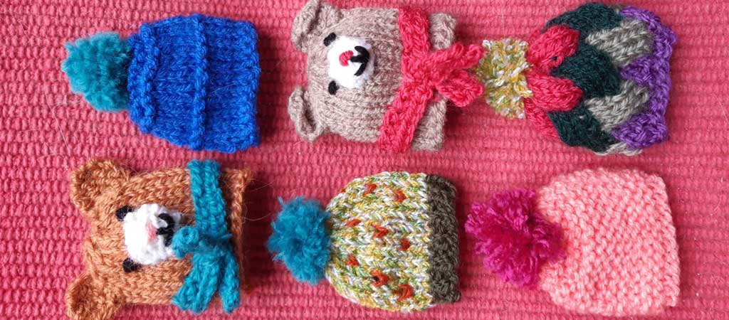 Petits bonnets en forme de fruits, d’animaux, d’objets ou encore de personnages sont venus grossir les rangs pour l'opération « petit bonnet, bonne action ». © Sylvie B.