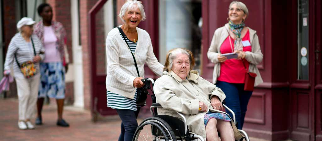 Quelques idées d'activités à faire avec une personne âgée en situation de handicap. © Didier Echelard