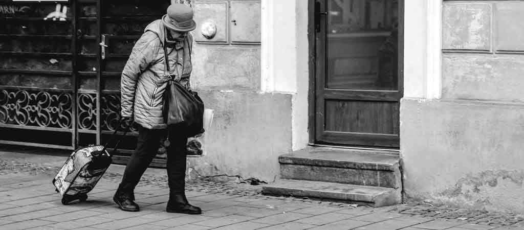 Aline témoigne de son isolement en milieu urbain, à Saint-Denis (93). © Sergiu Valena/ Unsplash
