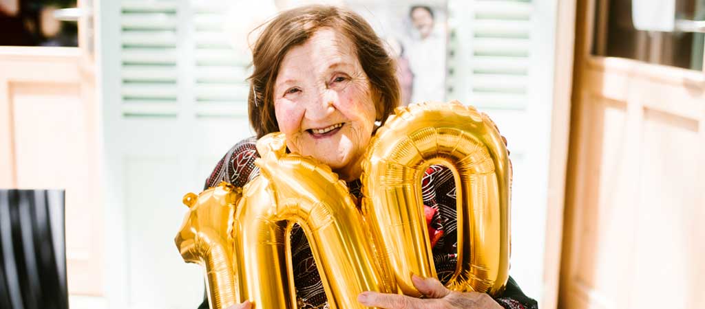 Ivana, égérie marseillaise de notre Association, a soufflé ses 100 bougies lors d'une fête surprise mémorable... © Marion Dunyach / Petits Frères des Pauvres