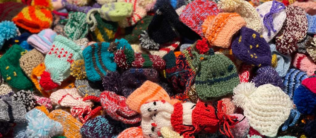 Tricotez un maximum de petits bonnets, à envoyer entre le 1er octobre et le 1er novembre 2023. © Petits Frères des Pauvres