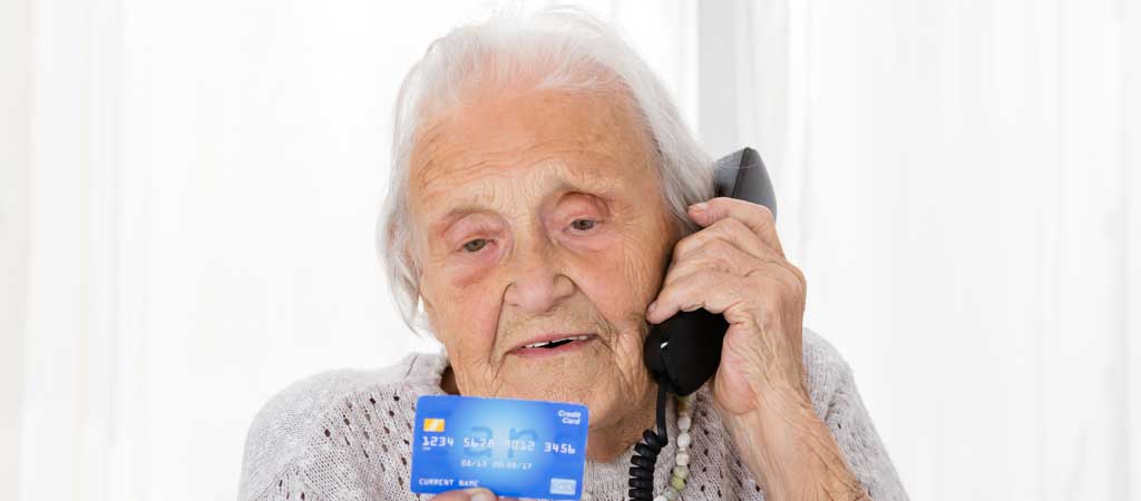 En 2023, les malfaiteurs ont trouvé de nouvelles idées pour arnaquer les personnes âgées. © Andrey_Popov / Shutterstock.com