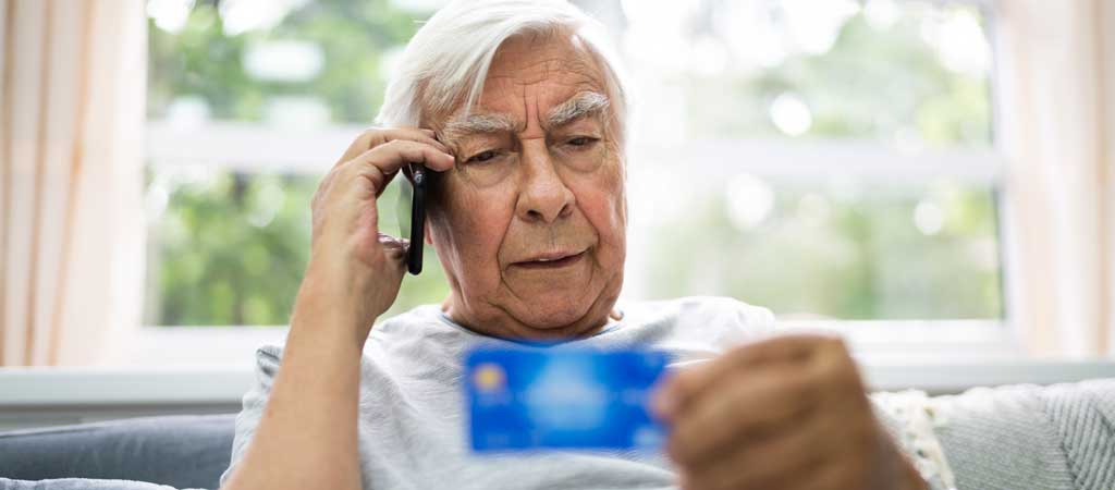 De nombreuses arnaques ciblent spécifiquement les personnes âgées. © Andrey_Popov / Shutterstock.com
