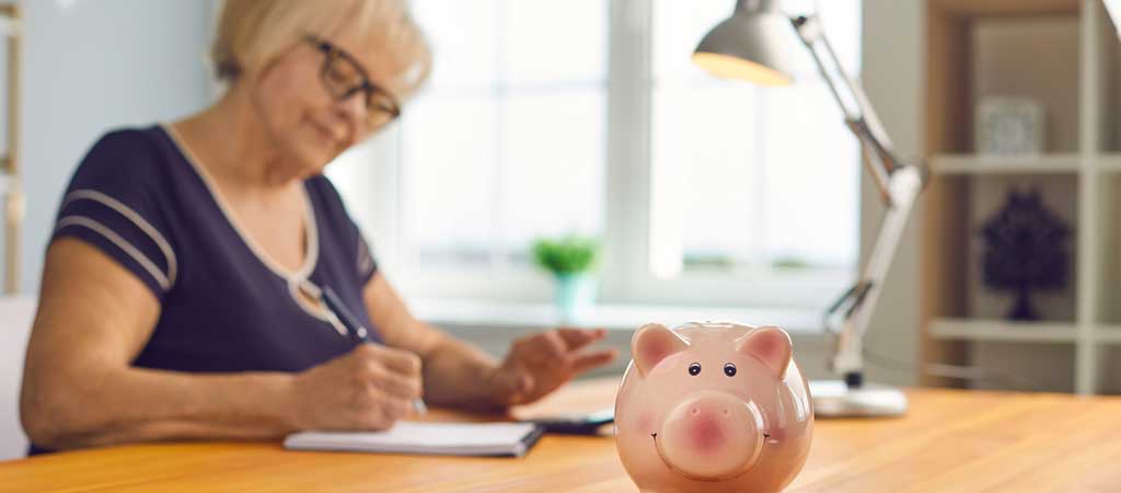 Pour nombre de Français, dont les retraités, boucler les fins de mois devient difficile avec l'inflation galopante. © Studio Romantic / Shutterstock.com