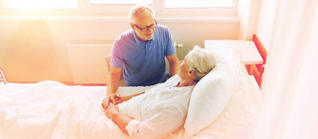 Les visites en soins palliatifs, inutiles et glauques ? Les bénévoles des Petits Frères des Pauvres déconstruisent les idées reçues sur cet engagement. © Syda Productions/ Shutterstock.com