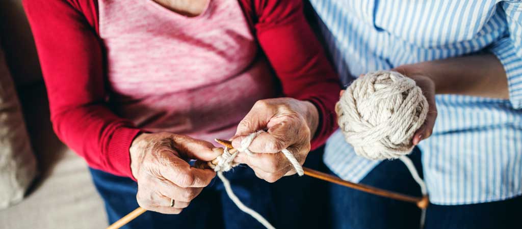 Le tricot, c’est prouvé, a tout plein de bienfaits ! © Halfpoint / Shutterstock.com