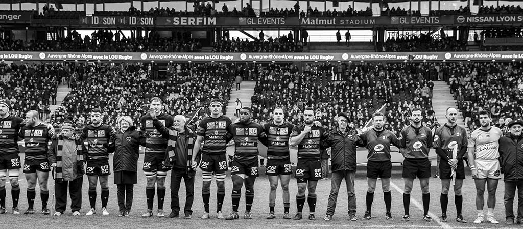 Les personnes âgées aux côtés des joueurs de rugby sur le terrain. © Aldo Paredes / Ligue Nationale de Rugby