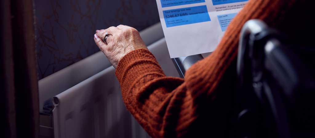 En pleine saison hivernale, les personnes âgées font partie des nombreux Français pour qui le quotidien est difficile avec l'inflation. © Monkey Business Images / Shutterstock.com