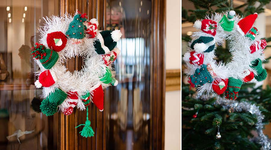 Une couronne de Noël unique avec les petits bonnets. © Petits Frères des Pauvres
