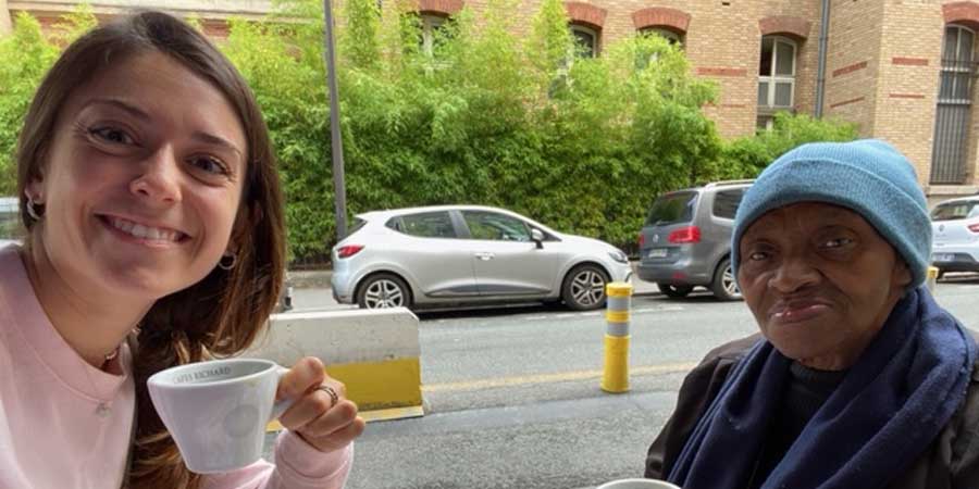 Une pause café entre Margaux et Evelyne. © Margaux / Petits Frères des Pauvres
