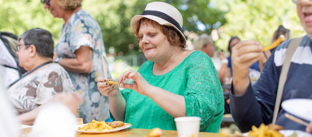 Les conseils d’une gériatre pour permettre à une personne âgée dénutrie de retrouver l’appétit ! © Aurélien Marquot / Petits Frères des Pauvres