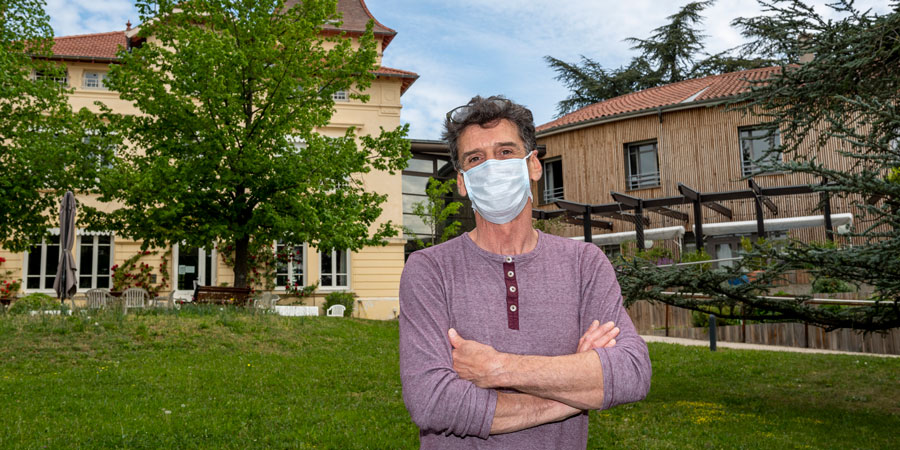 Dominique, intendant et professeur de yoga ! © Pascal Simonin / Petits Frères des Pauvres