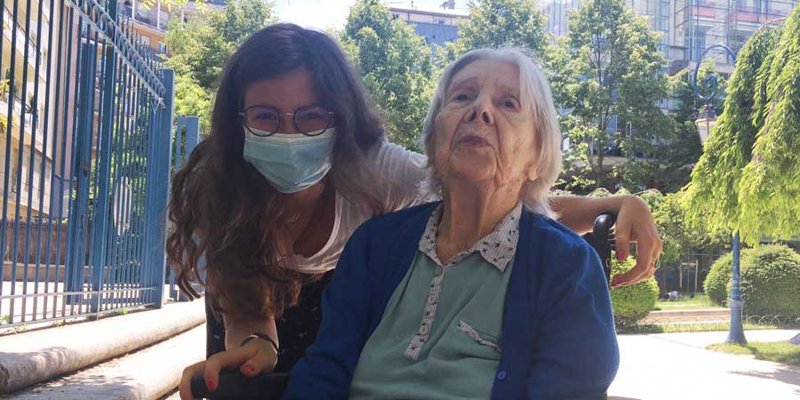 Emma et Mme L. lors des après-midis passés ensemble. © Petits Frères des Pauvres