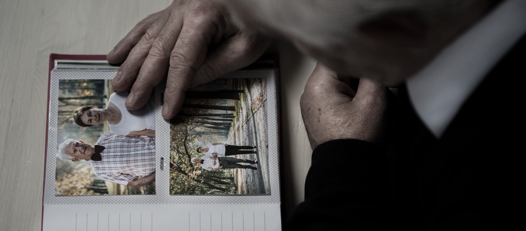 5 idées de rituels à distance pour rendre hommage à un défunt. © Photographee.eu/ Shutterstock.com