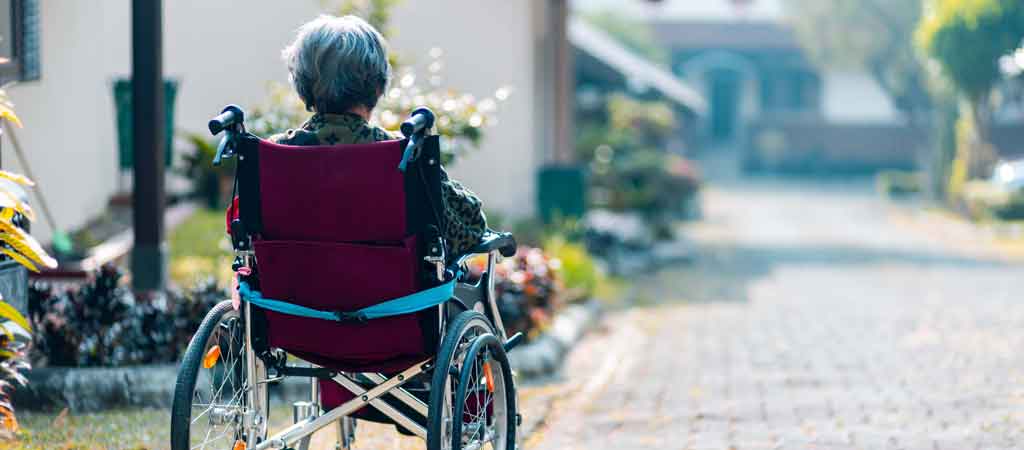 Fanny, 78 ans, vit dans l'une des régions où l'on se sent le plus isolé en France. © Steven HWG/ Unsplash