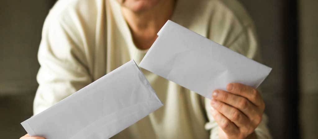 La fin du timbre rouge à La Poste soulève des inquiétudes chez les personnes âgées. © Kseniia Titova / Shutterstock.com