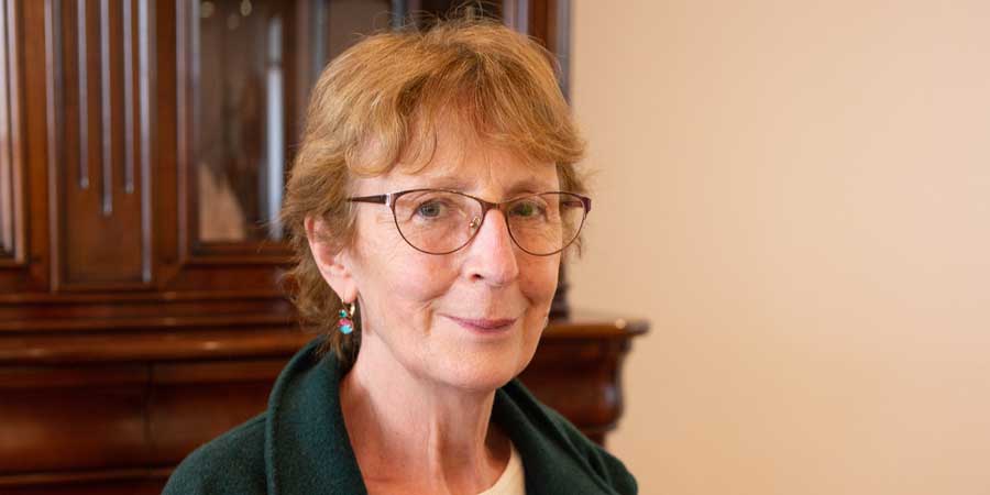Françoise est contente de pouvoir s'appuyer sur des jeunes qui l'aident. © Juliette Avice / Petits Frères des Pauvres