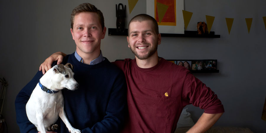 Baptiste et son frère Joseph gardent le chien de Yamina pendant son hospitalisation. © Philippe Delval / Petits Frères des Pauvres