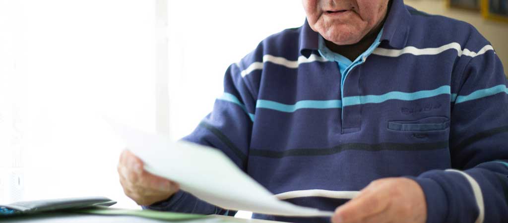 Déposez votre déclaration d'impôts à temps pour pouvoir défiscaliser votre don au profit des personnes âgées en situation de précarité. © Jérôme Coton / Petits Frères des Pauvres