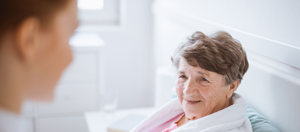 Les mesures demandées par les Petits Frères des Pauvres pour maintenir le lien avec les personnes âgées. © Photographee.eu / Shutterstock.com