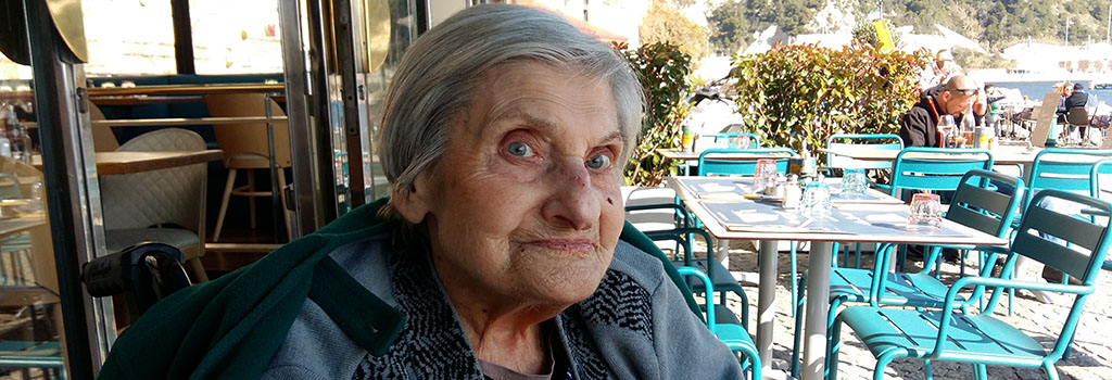 Marinette réalise son rêve : manger du poisson au restaurant. © Petits Frères des Pauvres de Nice