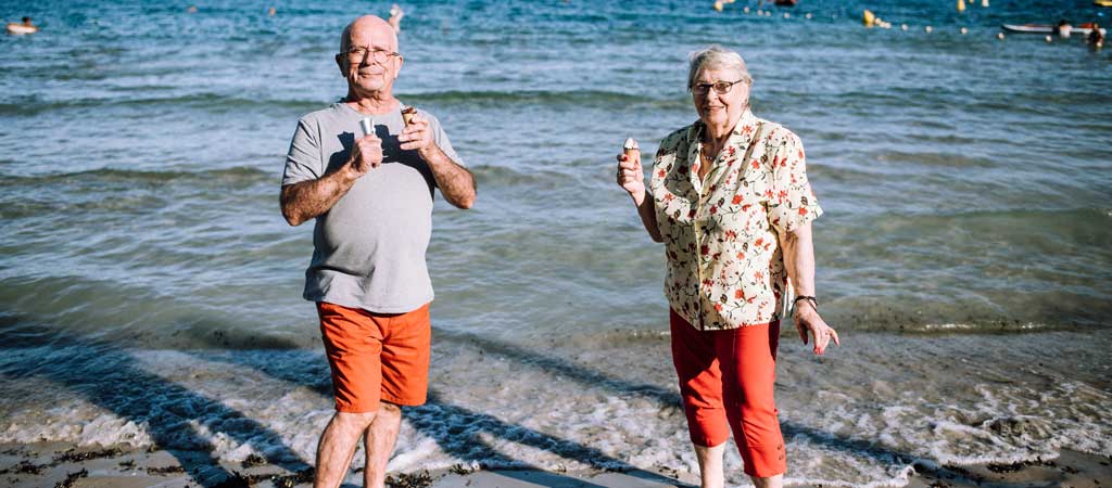 Monique a pu déguster une glace sur la plage de la Seyne-sur-Mer. © Marion Dunyach / Petits Frères des Pauvres