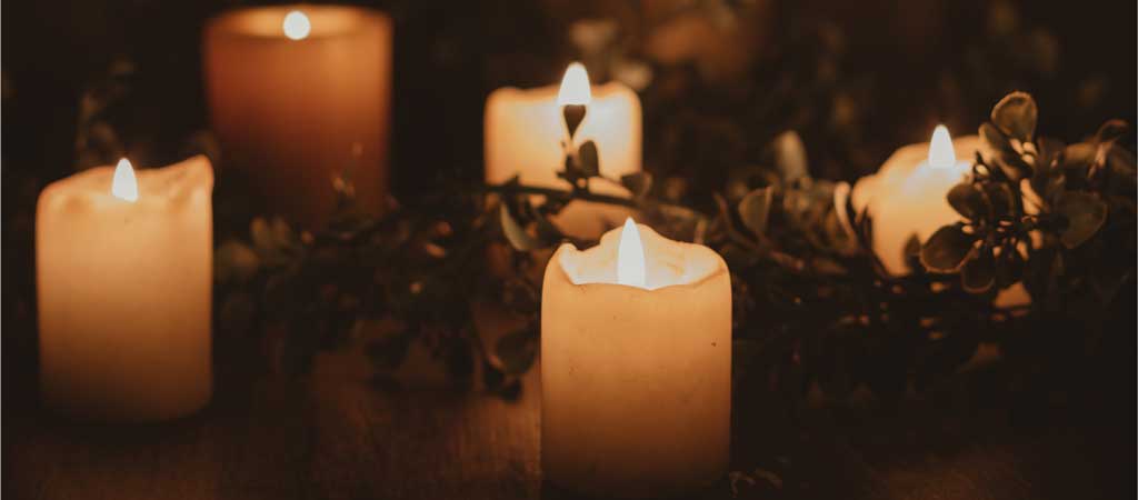Un hommage aux bienfaiteurs disparus des Petits Frères des Pauvres. © Unsplash