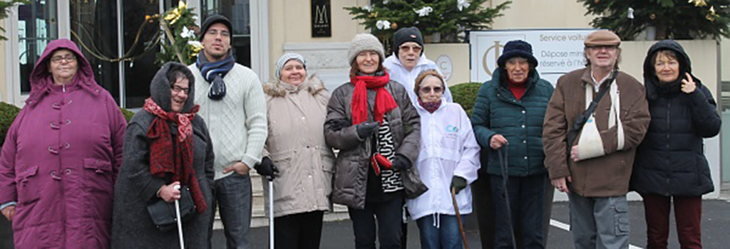 Des personnes âgées fêtent Noël à Cabourg.