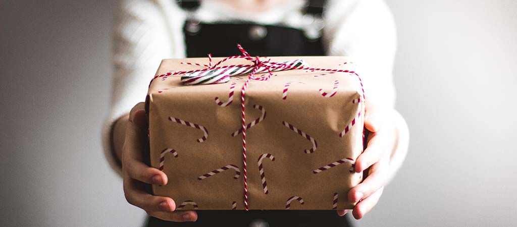 Comment illuminer les fêtes des personnes âgées ? Les Petits Frères des Pauvres vous donnent 8 idées. © Kira auf der Heide/ Unsplash
