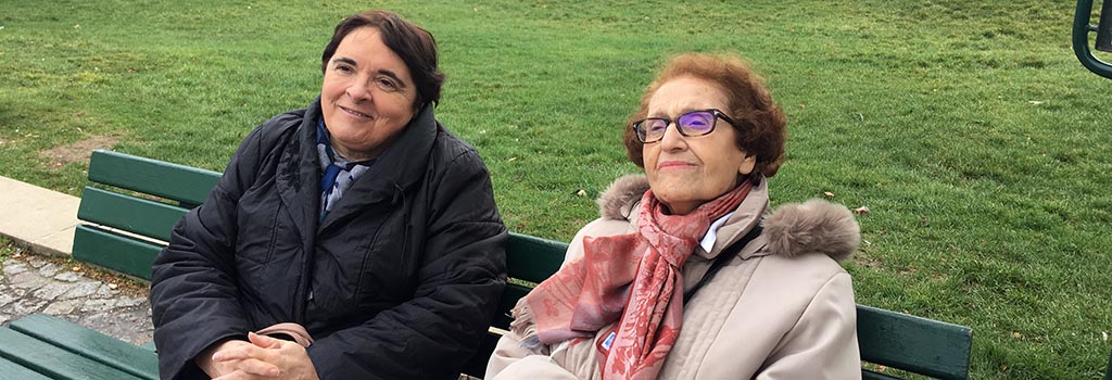 Geneviève et Izmane, une belle relation nouée grâce à Paris en Compagnie. © Petits Frères des Pauvres