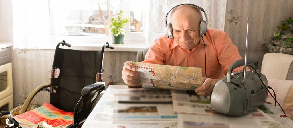 Les Petits Frères des Pauvres et la radio RCF unissent leurs forces pour lutter contre l'isolement des personnes âgées. © Viacheslav Nikolaenko / Shutterstock.com