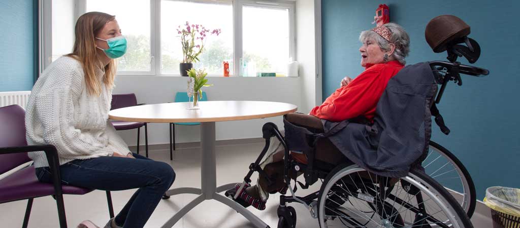 Préserver la santé des personnes âgées en Ehpad tout en maintenant le lien social, c'est tout l'objectif du nouveau plan de lutte contre l'épidémie diffusé. © Aurélien Marquot / Petits Frères des Pauvres