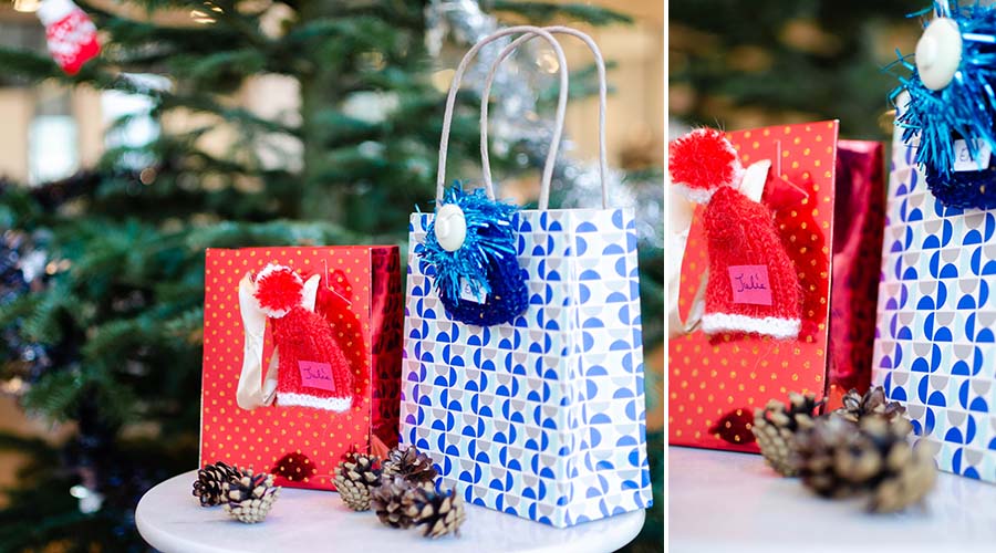 Les petits bonnets servent de porte-nom pour les cadeaux ! © Petits Frères des Pauvres