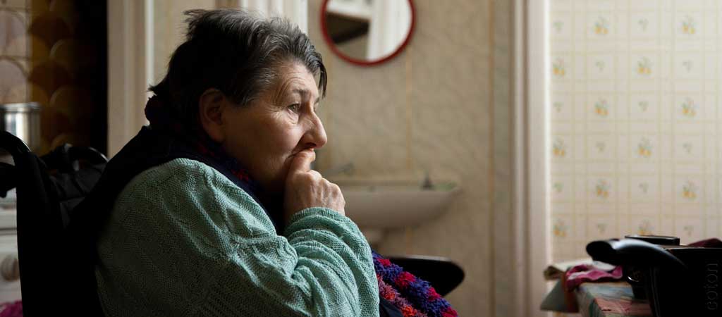 Y a-t-il un profil de l'isolement ? Notre baromètre élabore un profil. © Jérôme Coton / Petits Frères des Pauvres.