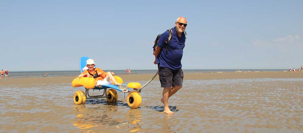 Roger, 65 ans, n'avait jamais vu la mer de sa vie. © Petits Frères des Pauvres de Meaux