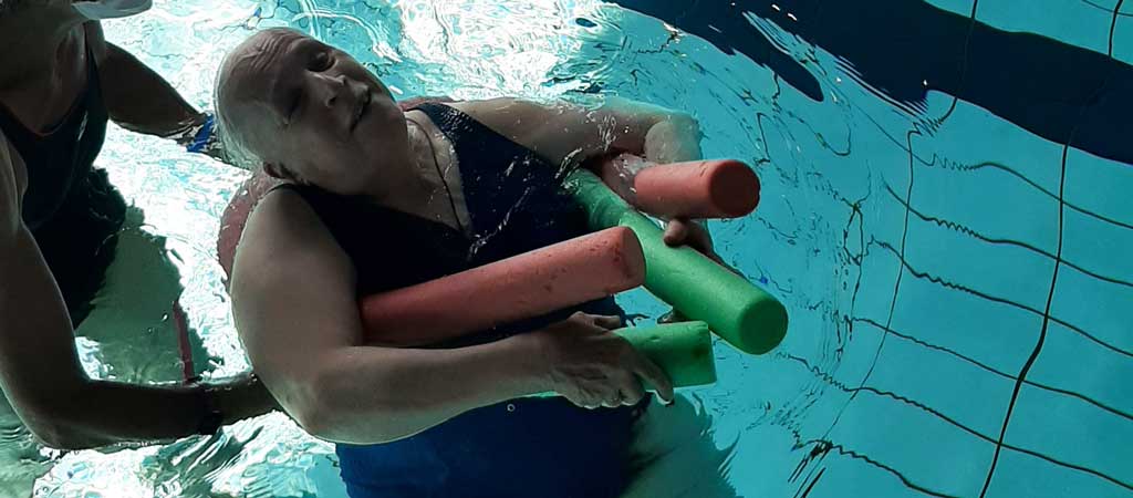 Grâce aux Petits Frères des Pauvres, Cathy a pu réaliser son rêve et nager dans une piscine. © Petits Frères des Pauvres d'Albi