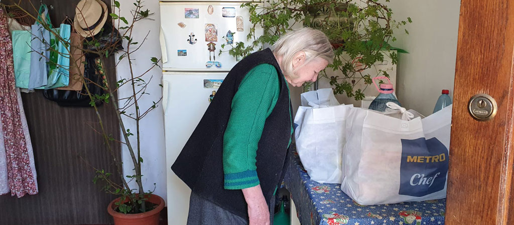 Les associations membres du réseau Petits Frères des Pauvres au-delà des frontières françaises ont mis en place de nombreuses actions pour garder le lien avec les personnes âgées. © Niciodată Singur