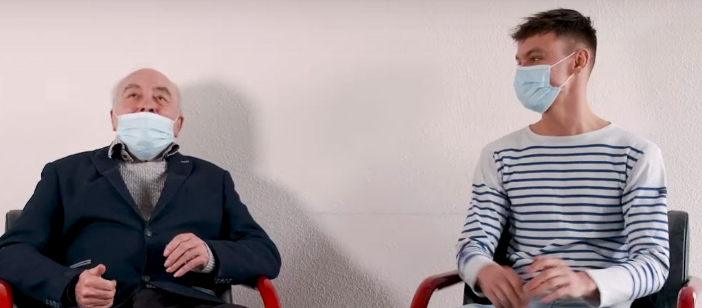 Daniel, 83 ans, et Alexandre, 22 ans, répondent ensemble à des questions sur l'Amour pour la Saint-Valentin. © Tanguy Wambeke / Petits Frères des Pauvres